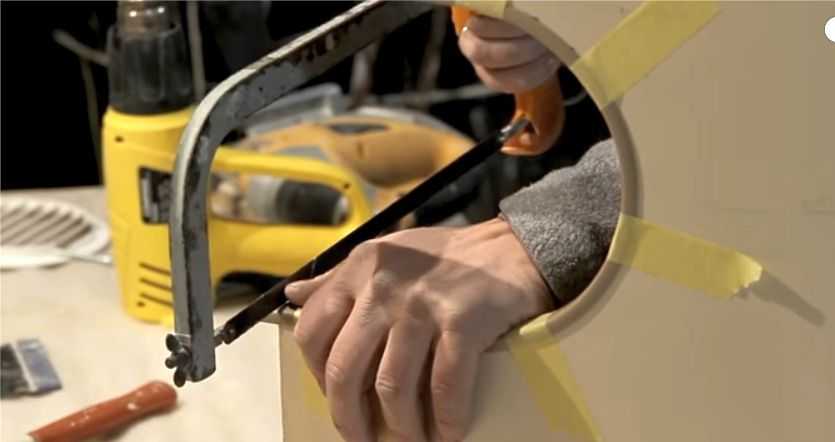 процесс монтажа вытяжки