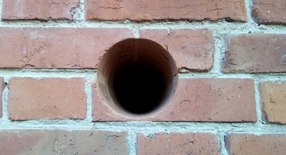 вентиляционное отверстие в кирпичной стене