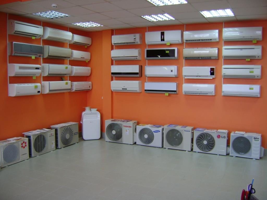 Кондиционеры стоят в магазине
